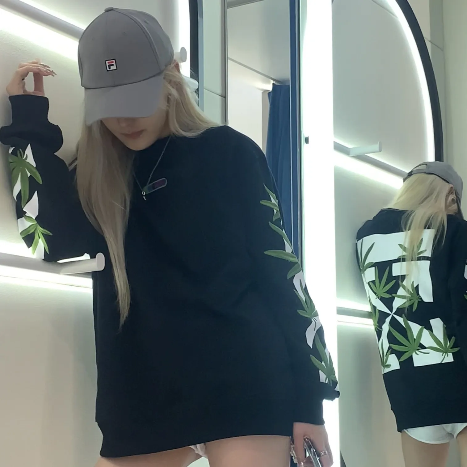 ♻️💯Refer to the model picture for the upper body❤️[New style] 22SS top version OFFWHITE OW lucky leaf embroidery print men and women couples the same trendy brand pure cotton loose autumn and winter round neck sweatshirt. This year's environmentally friendly series is indeed a bit interesting, all centered around plants. The combination of lucky leaves and arrows has a slightly fresh and artistic style. The front panel printing uses Tajima embroidery printing and superimposed embroidery technology, with a yellow background, a second layer of blue, and the last layer is purple OFF. The embroidery is raised and has a tactile feel. The arrows on the back are made using imported glue technology and then put on the embroidery machine. The printing is realistic and full. Ye Jing's expression is very obvious. Customized three-label auxiliary materials to perfectly restore ZP.  Color: black and white Size: XS-L P:410